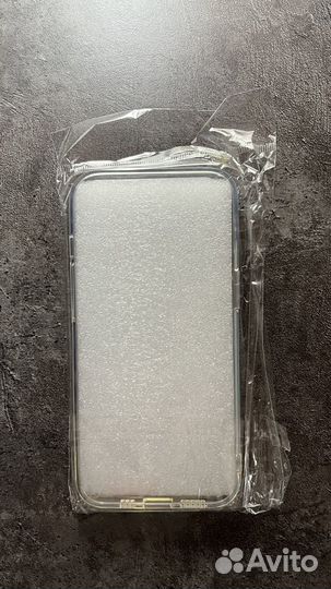 Прозрачный чехол на iPhone 13