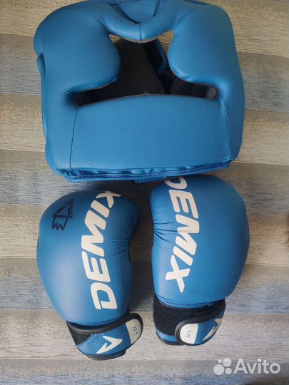 Боксерские перчатки и шлем