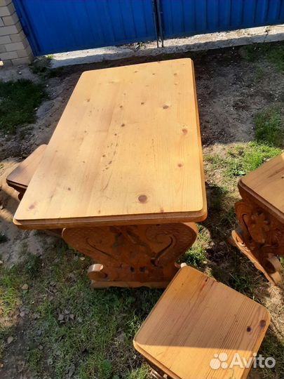 Стол с табуретками