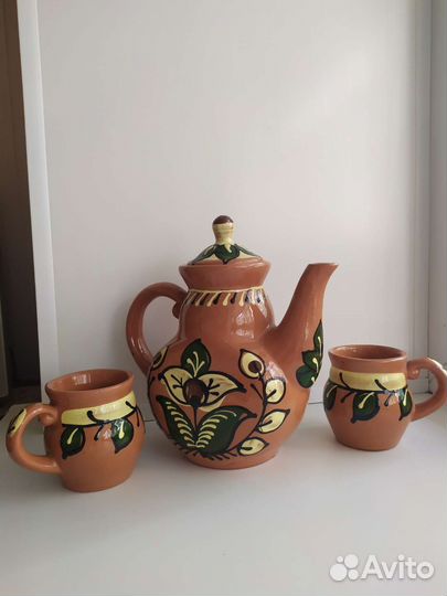 Глиняный кувшин с кружками