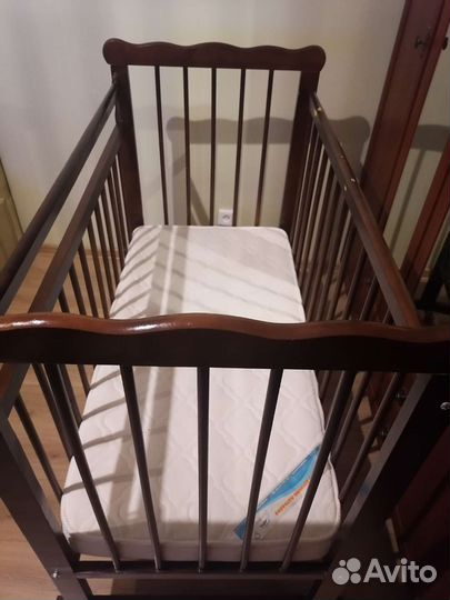 Детская кроватка на колесиках, качалка