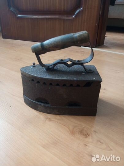 Старинный угольный утюг