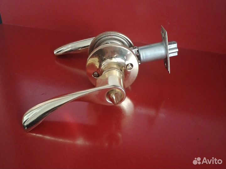 Дверная ручка с замком