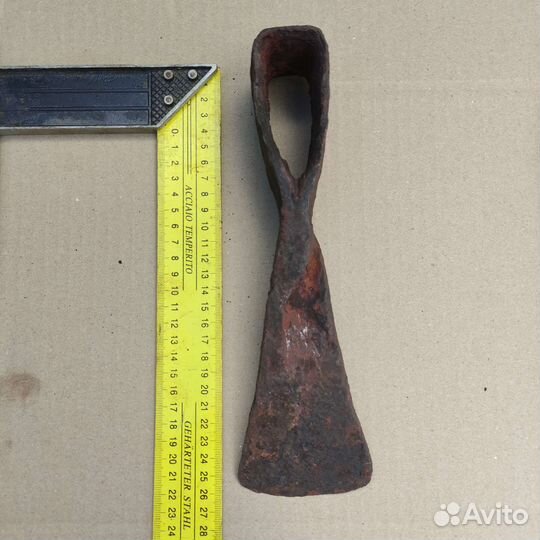 Старинный топор-тесло раскопки Восточной Пруссии