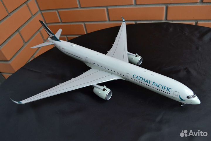 Модель самолёта Airbus A350-1000