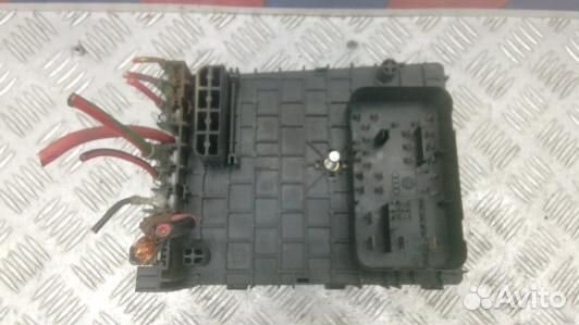 Блок предохранителей volkswagen passat B6 (UEA13M101)