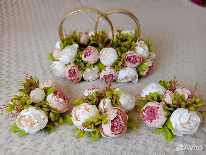 Свадебные кольца, украшения на машину