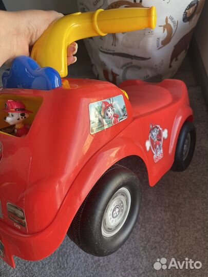 Машинка каталка электромобиль толокар