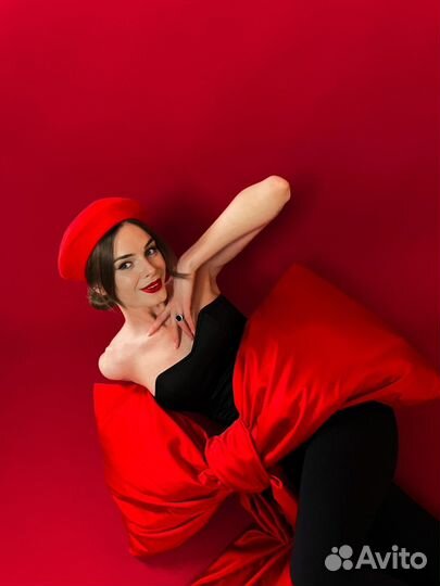 Большой красный бант для фотосессии