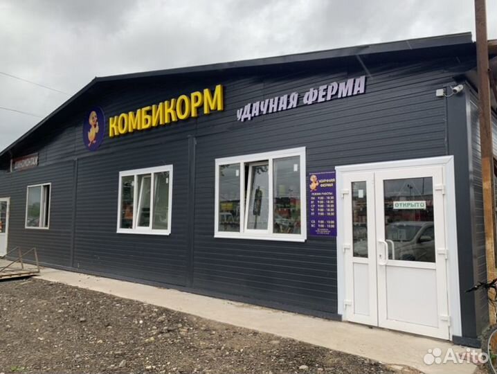 Продавец в магазине