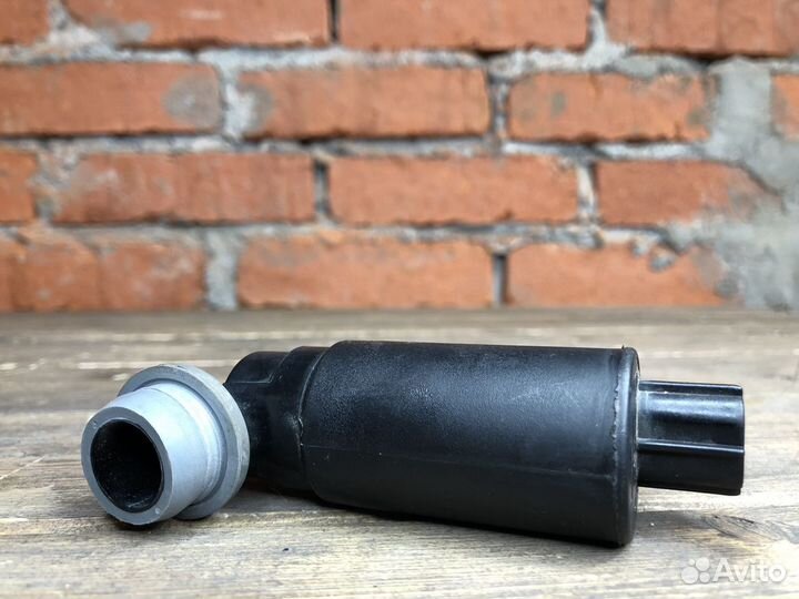 Насос омывателя лобового стекла Toyota Avensis