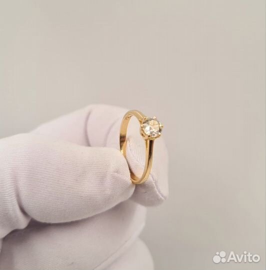 Золоте кольцо с бриллиантом