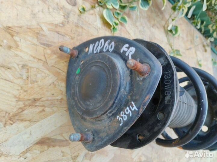 Стойка подвески передняя правая Toyota Ist NCP60