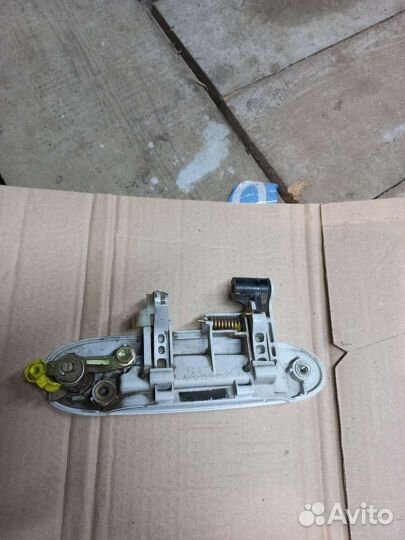 Передняя левая ручка платц