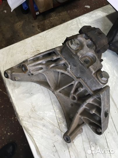 06J199207P кронштейн двигателя правый VAG