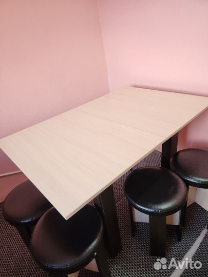 Стол и 4 банкетки