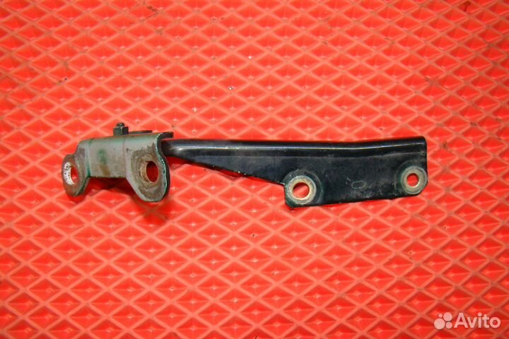 Петля капота правая Mitsubishi Carisma