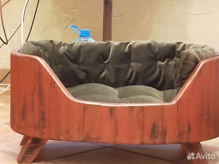 Подставки, лежанки, домики для собак и кошек