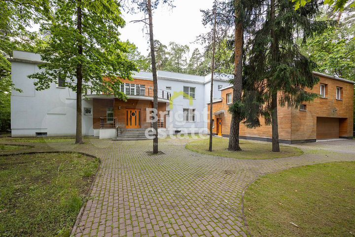 Дом 1200 м² на участке 40 сот.