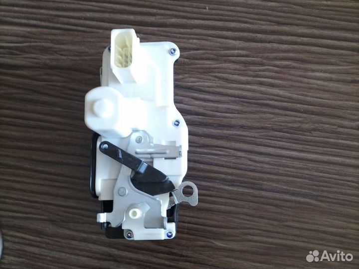 Замок двери передний левый на cadillac кадиллак ct