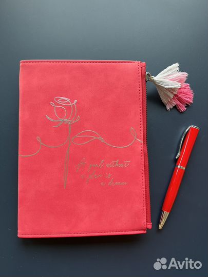 Новый недатированный красный блокнот с кармашком