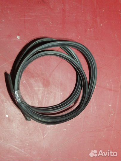 Уплотнитель крышки багажника Nissan Almera N16