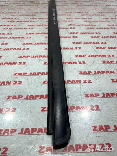 Молдинг стекла передний правый Mitsubishi Delica