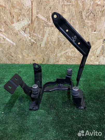 Кронштейн насоса гур Volvo S40 C30 2008-2012