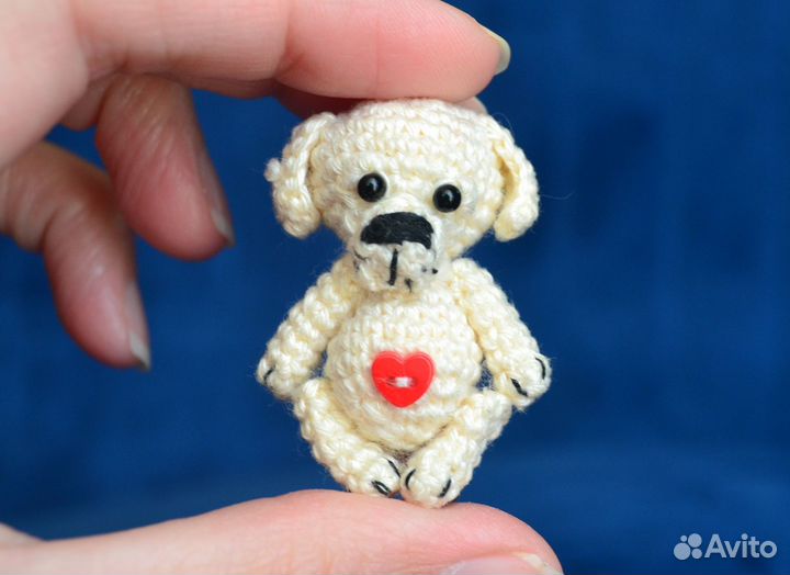Маленькая вязаная собачка ручной работы