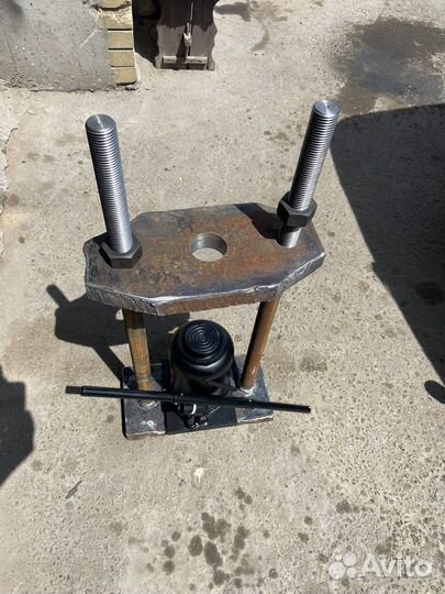 Выпресовщик шкворней, шкворнедав