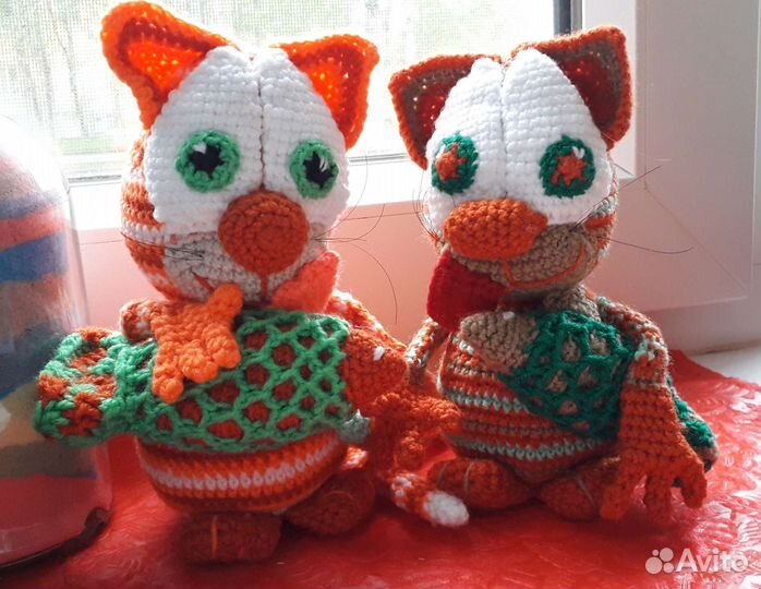 Игрушка вязанная котик с рыбкой