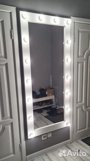Зеркало с подсветкой новое