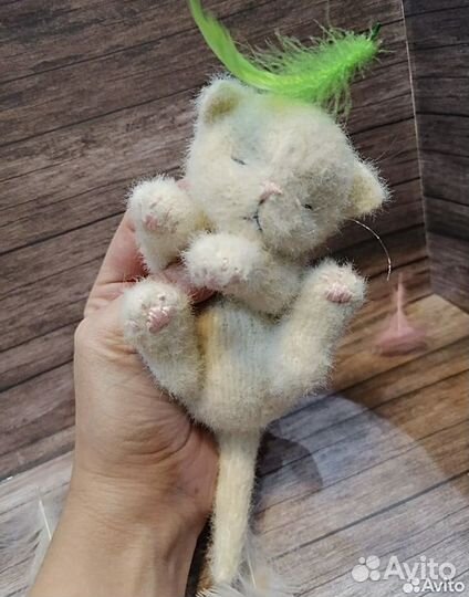 Вязаный спящий котёнок