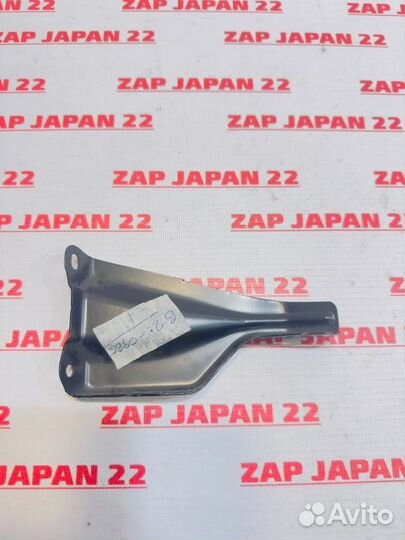 Крепление бампера переднее левое Toyota Land