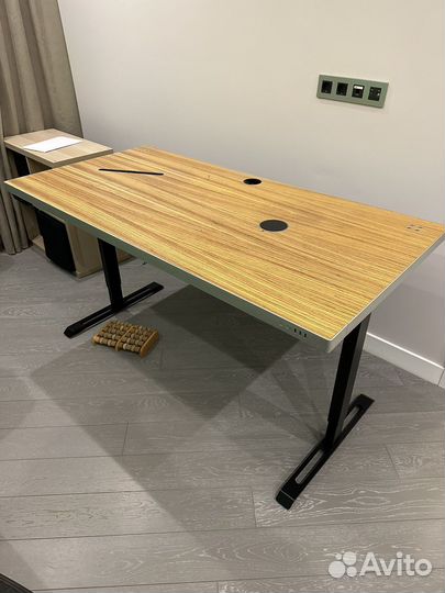 Компьютерный стол с электроприводом tabularasa