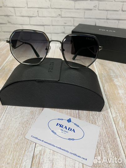 Солнцезащитные очки Prada