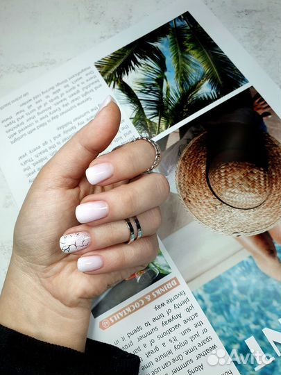 Модель на маникюр, покрытие гель-лаком