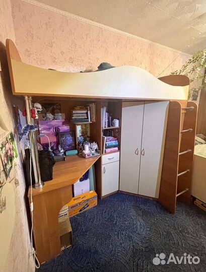 Детский уголок с кроватью и столом