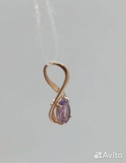 Золотая подвеска с камнем