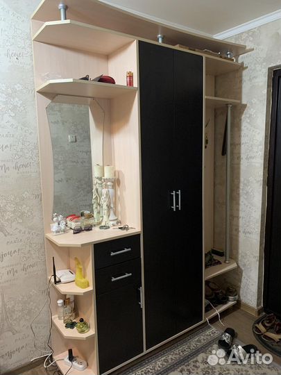 Прихожая со шкафом в хорошем состоянии