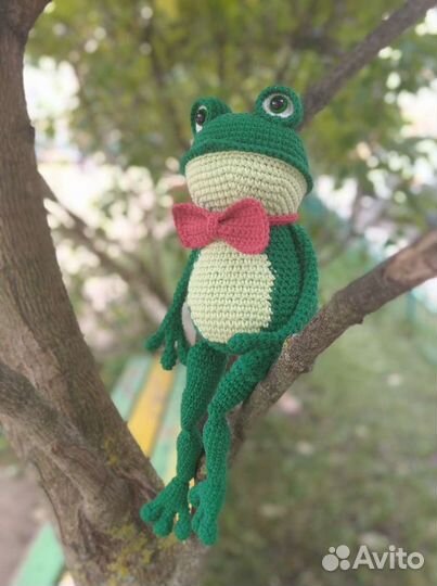 Вязаная игрушка лягушка