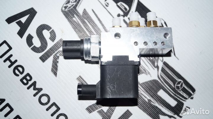Блок клапанов пневмоподвески Mercedes W211 W219
