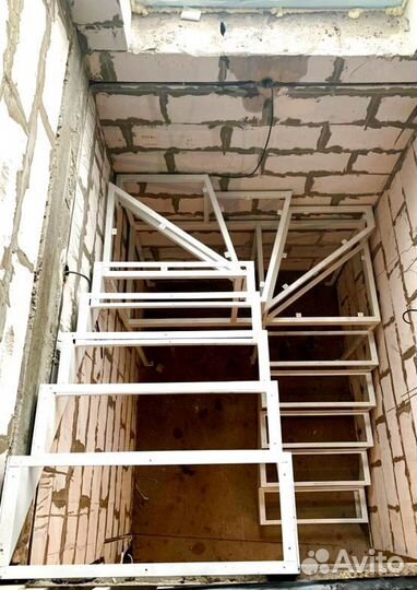 Лестница на металлокаркасе закрытого типа