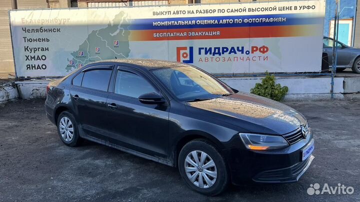 Решетка в бампер центральная Volkswagen Jetta (A6)