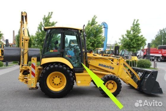 Komatsu Комацу WB97R-5 2006г.боковые правые стёкла