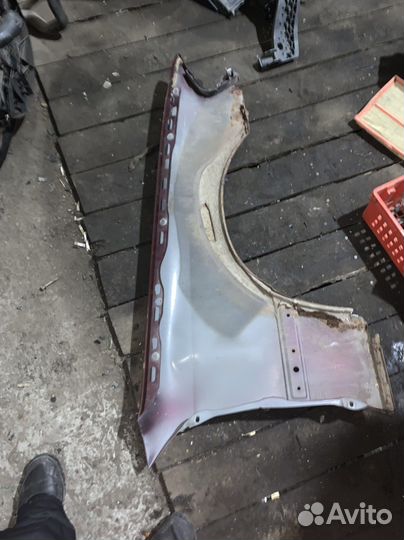 Крыло левое mercedes w202 с дефектом