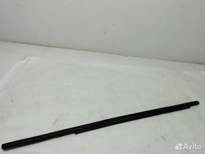 Уплотнитель стекла двери задний левый Mitsubishi