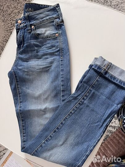 Джинсы mango