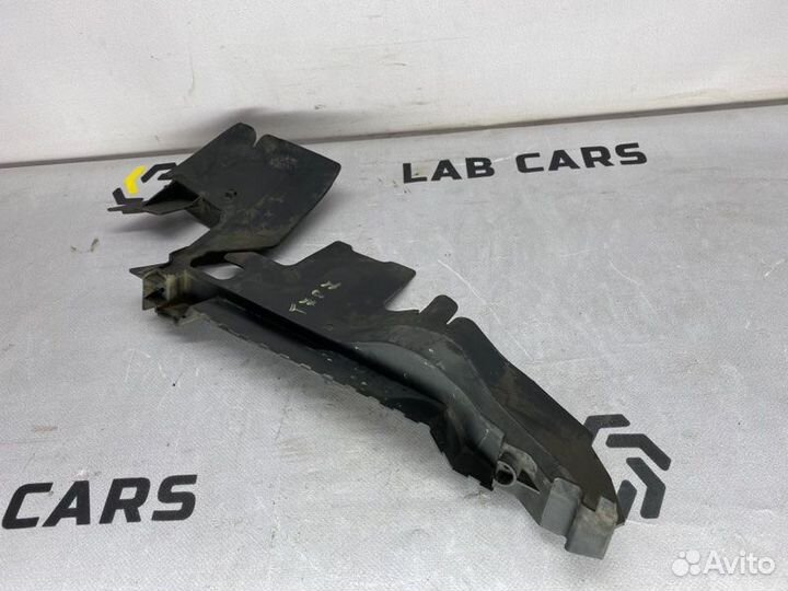 Дефлектор радиатора правый Audi A6 C6 ASB 3.0 TDI