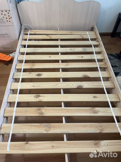 Кровать 1,5 спальная с матрасом